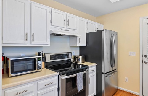 Wake Forest House | Pet-Friendly Retreat Steps from Downtown with Fenced Yard
