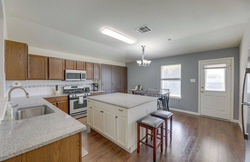 Elm Creek House | Elgin Getaway: Family-Friendly Retreat with Private Yard