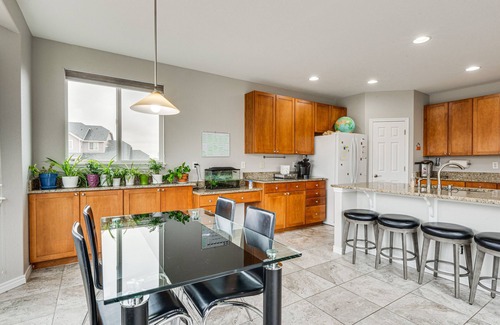 Vista Ridge House | Pet-Friendly Group Retreat with Office, Gym & Spa Amenities