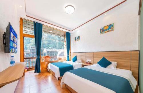 Fenghuang House | Memorable Stay at Fenghuang Memory Linjiang Inn with Hot Tub