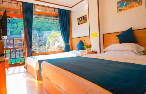 Fenghuang House | Memorable Stay at Fenghuang Memory Linjiang Inn with Hot Tub
