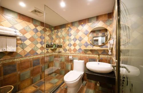 Fenghuang House | Discover Fenghuang Slowly Time Inn: Pet-Friendly Retreat