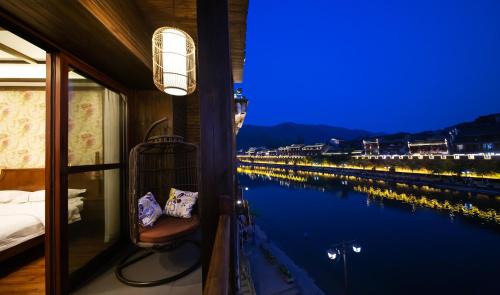 Fenghuang House | Discover Fenghuang Slowly Time Inn: Pet-Friendly Retreat