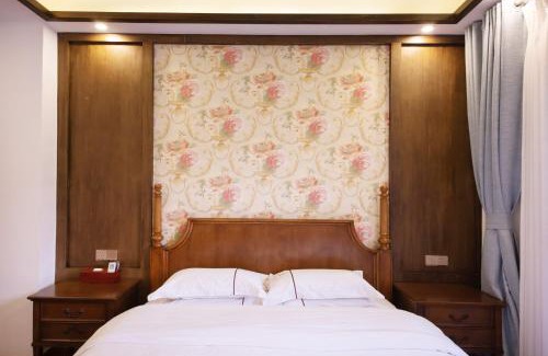 Fenghuang House | Discover Fenghuang Slowly Time Inn: Pet-Friendly Retreat