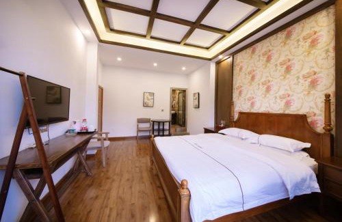 Fenghuang House | Discover Fenghuang Slowly Time Inn: Pet-Friendly Retreat