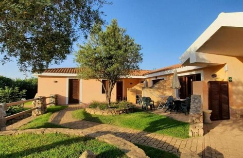 Osseddu Apartment | Discover Fenice Resort: Family-Friendly Stay with Pool & Hot Tub
