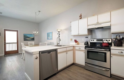 Cedar Key Condo | Gulffront Getaway: Pool, Hot Tub & Pet-Friendly Comfort!