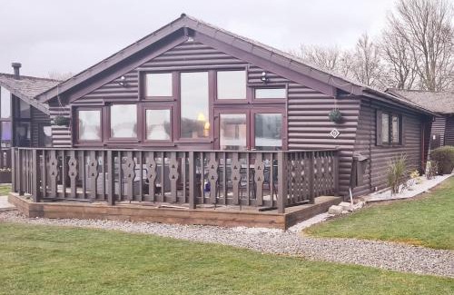Carnforth Cabin | Experience Fenna Lakeside Lodge at Pine Lake Resort