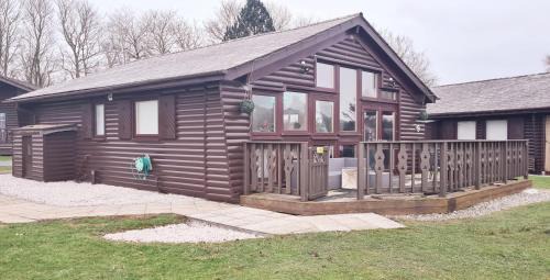 Carnforth Cabin | Experience Fenna Lakeside Lodge at Pine Lake Resort