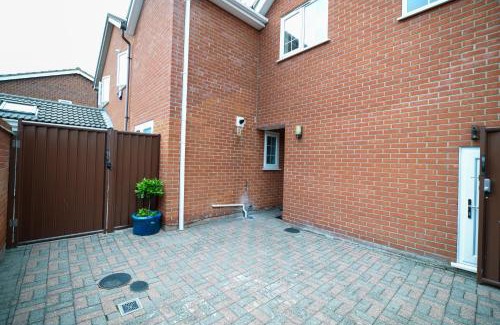 Cherry Hinton Apartment | Discover Fennec Apartments with Pool Access and Great Reviews