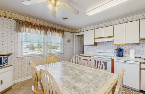Fenwick Island Condo | Oceanfront Fenwick Island Condo with Free WiFi & Kitchen
