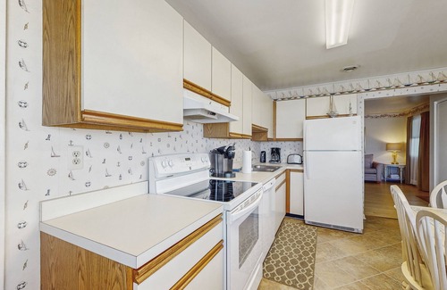 Fenwick Island Condo | Oceanfront Fenwick Island Condo with Free WiFi & Kitchen