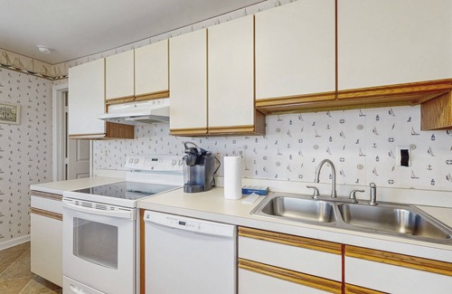 Fenwick Island Condo | Oceanfront Fenwick Island Condo with Free WiFi & Kitchen