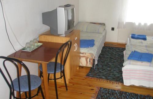 Mako Bed & Breakfast | Pet-Friendly Fenyő Panzió with Breakfast & Family Amenities