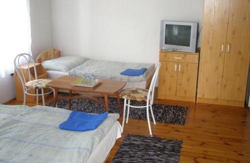 Mako Bed & Breakfast | Pet-Friendly Fenyő Panzió with Breakfast & Family Amenities