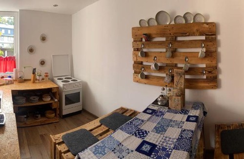 Lauscha Apartment | Cozy Ferienwohnung Haasen: Family-Friendly with Breakfast