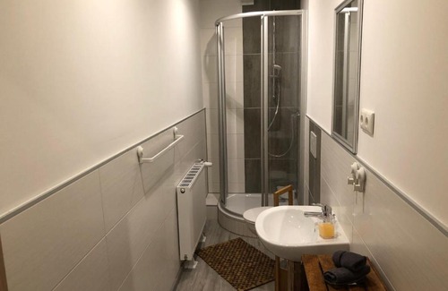 Lauscha Apartment | Cozy Ferienwohnung Haasen: Family-Friendly with Breakfast