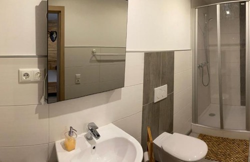 Lauscha Apartment | Cozy Ferienwohnung Haasen: Family-Friendly with Breakfast