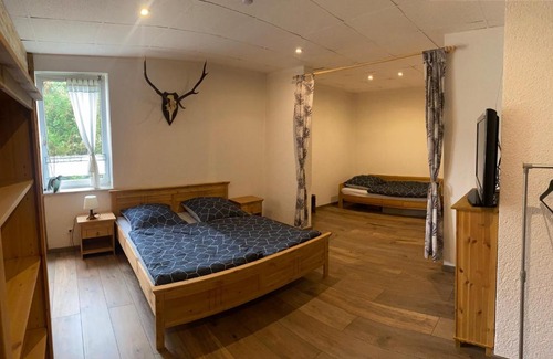 Lauscha Apartment | Cozy Ferienwohnung Haasen: Family-Friendly with Breakfast