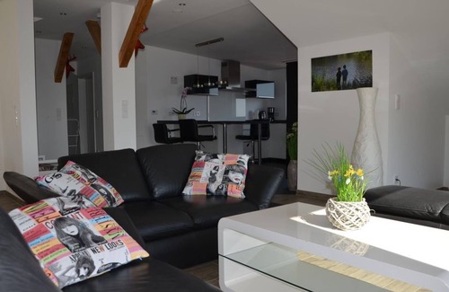 Neustadt-Hambach Apartment | Top-Rated Ferienwohnung im Seminargarten - Family-Friendly Stay