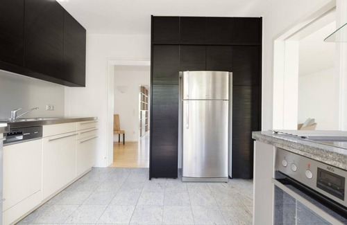 Neustadt an der Weinstrasse Apartment | Comfortable Ferienwohnung Hambacher Höhe with Kitchen Access