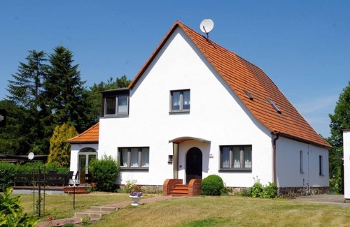Feldberger Seenlandschaft Apartment | Cozy Getaway at Ferienwohnung Gartentraum by the Lake