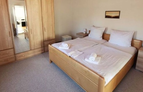Feldberger Seenlandschaft Apartment | Cozy Getaway at Ferienwohnung Gartentraum by the Lake