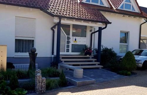 Wachenheim an der Weinstrasse Apartment | Relax at Ferienwohnung Weiß Wachtenburg - Family Friendly Stay