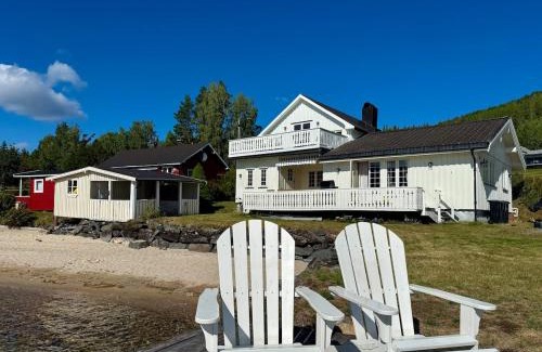 Nissedal House | Feriehus ved Nisser med egen strand, brygge, peis og robåt til fri bruk