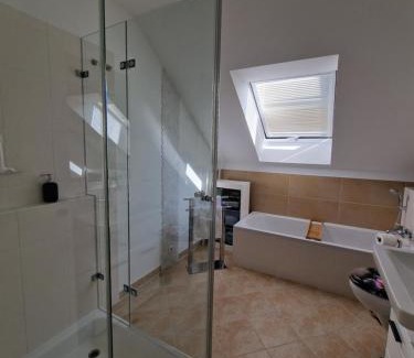 Neustadt-Diedesfeld Apartment | Pet-Friendly Ferienwohnung Rosenblüte with High Guest Ratings
