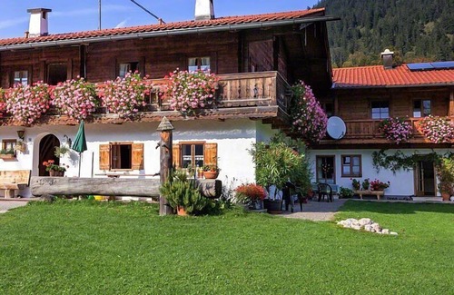 Ramsau bei Berchtesgaden Apartment | Family-Friendly Ferienwohnung d' Holzstubn with Kitchen