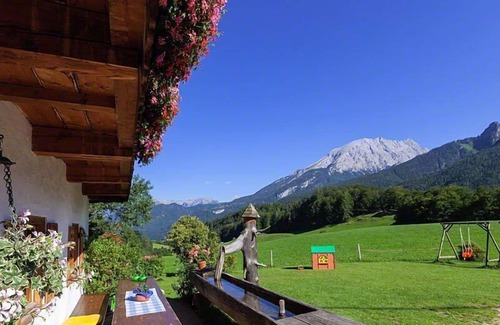 Ramsau bei Berchtesgaden Apartment | Family-Friendly Ferienwohnung d' Holzstubn with Kitchen