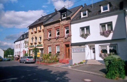 Kovenig House | Idyllic Retreat - Ferienanlage by the Moselufer with Hot Tub