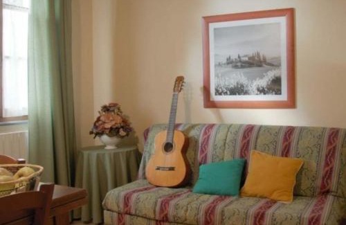San Gimignano Apartment | Scenic Apartment in San Gimignano with Pool and Garden