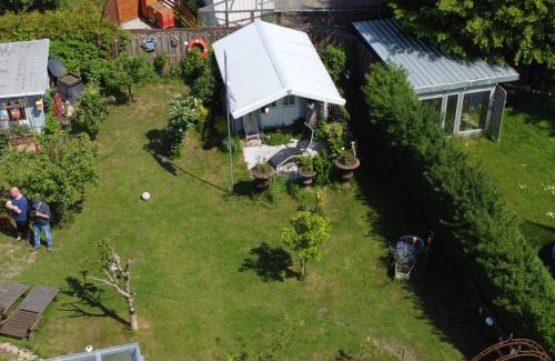 Kuhlbusch Apartment | Beachside Ferienbungalow FeWo Eutin with Breakfast & Family Fun