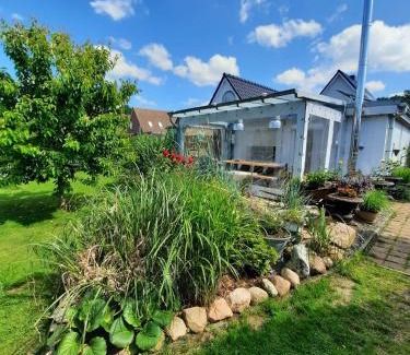 Kuhlbusch Apartment | Beachside Ferienbungalow FeWo Eutin with Breakfast & Family Fun