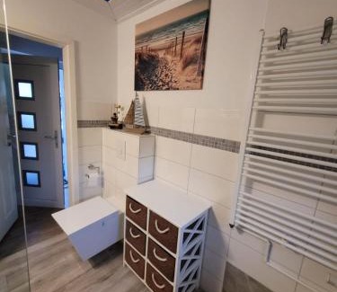 Kuhlbusch Apartment | Beachside Ferienbungalow FeWo Eutin with Breakfast & Family Fun