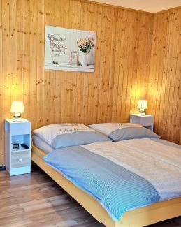 Altfriesack Apartment | Inviting Ferienbungalows am See with Oceanfront Bliss