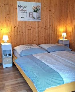 Altfriesack Apartment | Inviting Ferienbungalows am See with Oceanfront Bliss