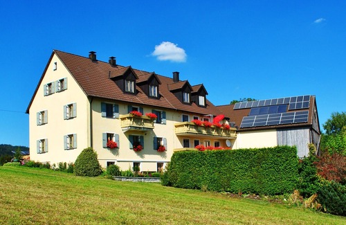Friedenfels Apartment | Relax in Feriendomizil: Nature Park Retreat with Balcony