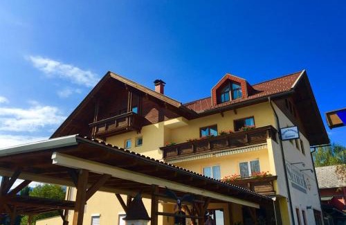 Drobollach am Faakersee Apartment | Oceanfront Retreat at Ferienhaus Seeblick - 4-Star Comfort