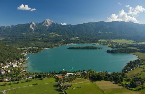 Drobollach am Faakersee Apartment | Oceanfront Retreat at Ferienhaus Seeblick - 4-Star Comfort