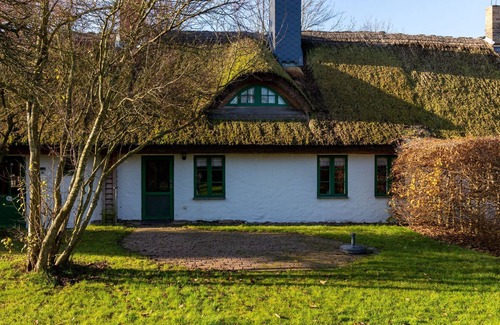 Neuenkirchen Apartment | Ocean View Retreat at Ferienhaus 2A - Family-Friendly Stay