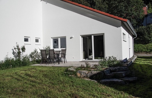 Burladingen Apartment | Modern Ferienhaus with Kitchen & Breakfast for Families