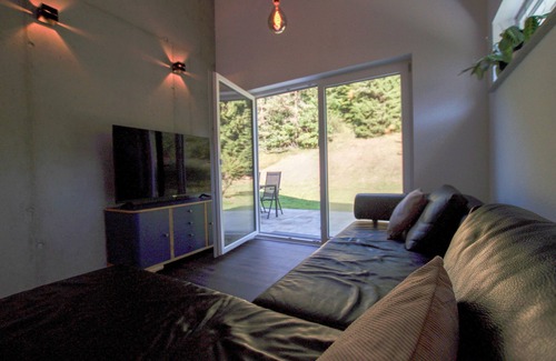 Burladingen Apartment | Modern Ferienhaus with Kitchen & Breakfast for Families