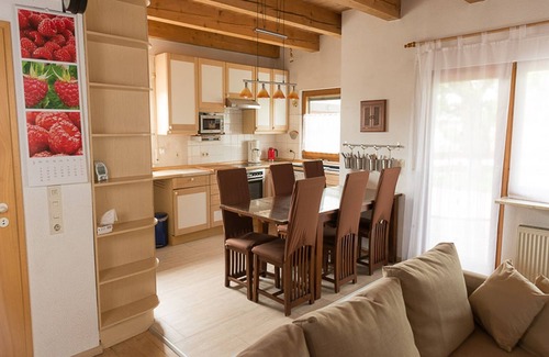Neubulach House | Family-Friendly Ferienhaus with Breakfast & Kitchen Access