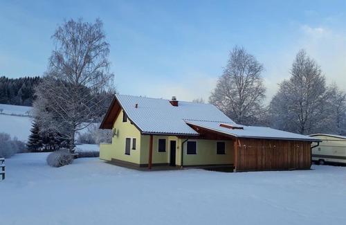 Muehlen House | Family-Friendly Ferienhaus am Badesee with Ocean View