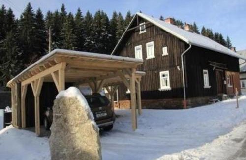 Klingenthal House | Inviting Ferienhaus in Klingenthal with Garden and Grill