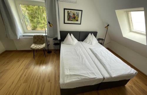 Voecklabruck House | Family-Friendly Ferienhaus Auerhahn with Pool & Pets Welcome