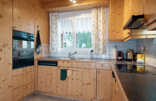 Mitloedi Apartment | Cozy Ferienhaus Bergblick with Lake Views & Spa Amenities